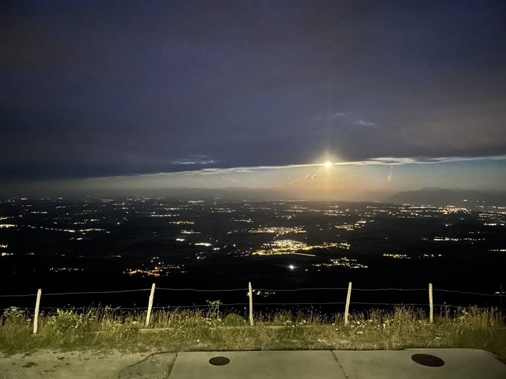 Les lumières du Plateau la nuit sous la lune