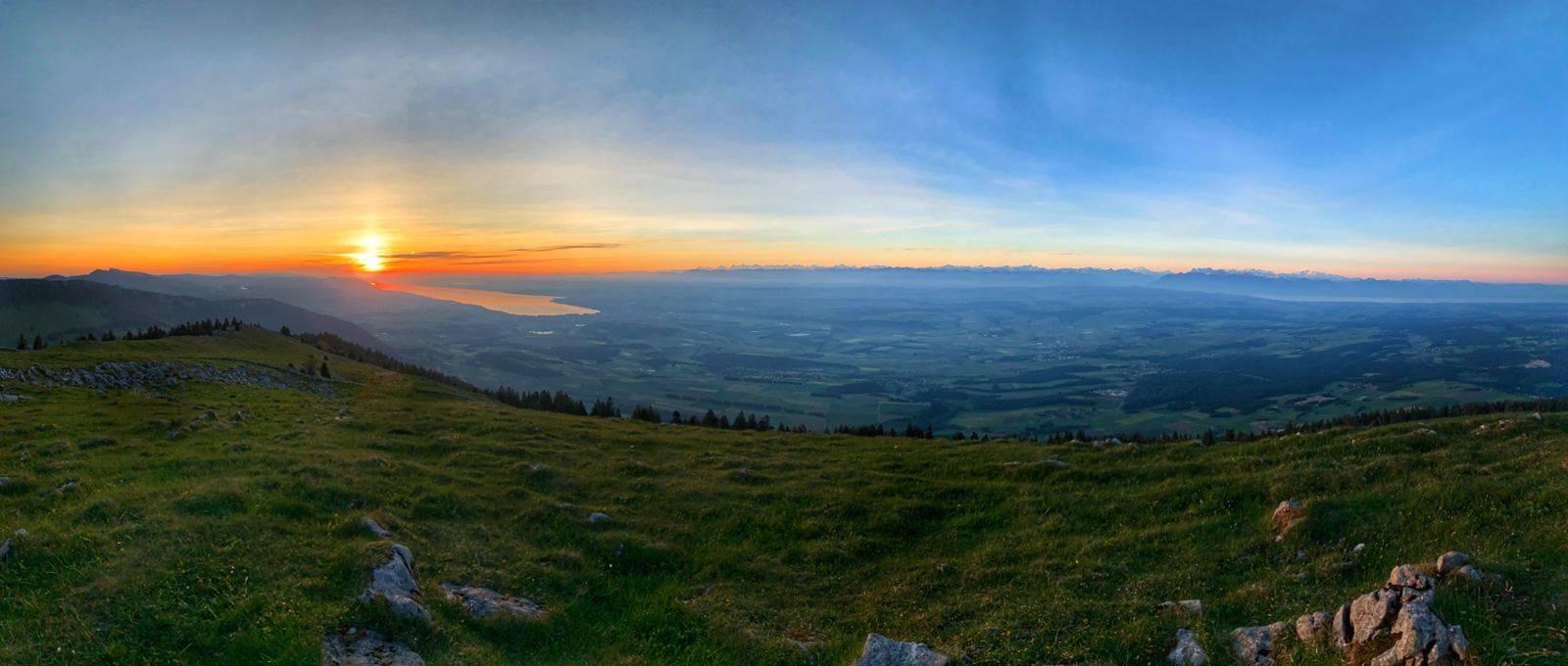 Panorama depuis le Suchet au coucher du soleil, avec le Plateau et les lacs en contrebas