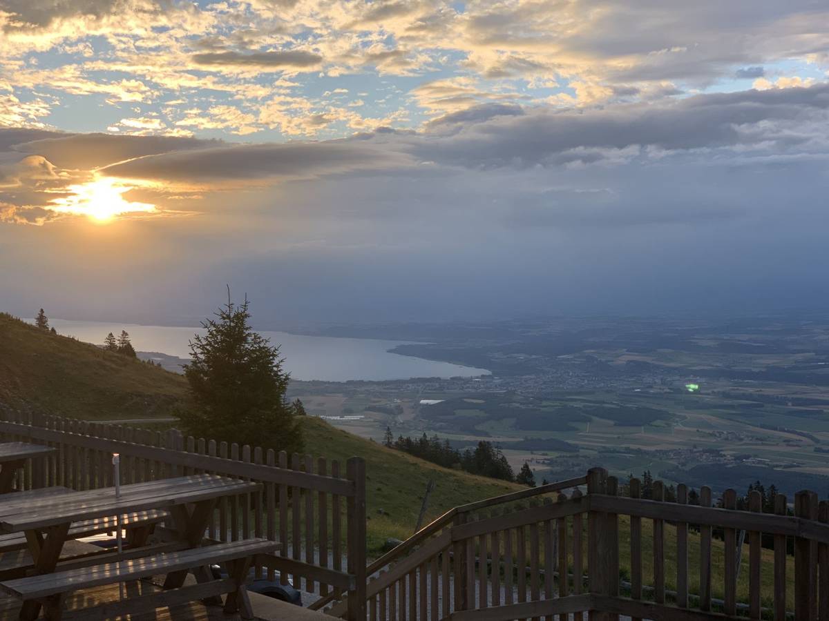 Coucher de soleil sur le lac de Neuchâtel depuis la terrasse du chalet